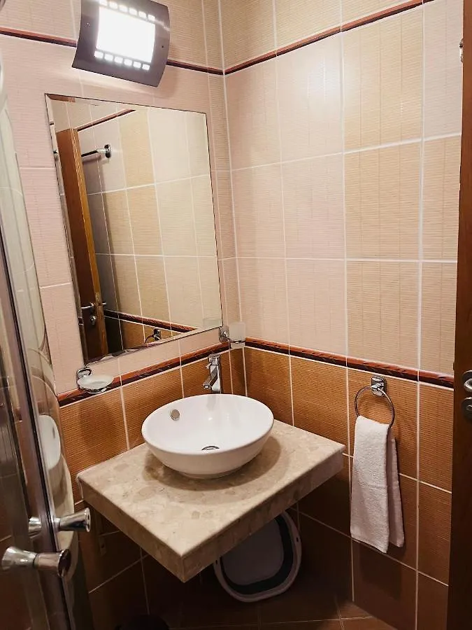 Mountain Cedar Pine 1 Bedroom Apt Near Ski Gondola バンスコ アパート